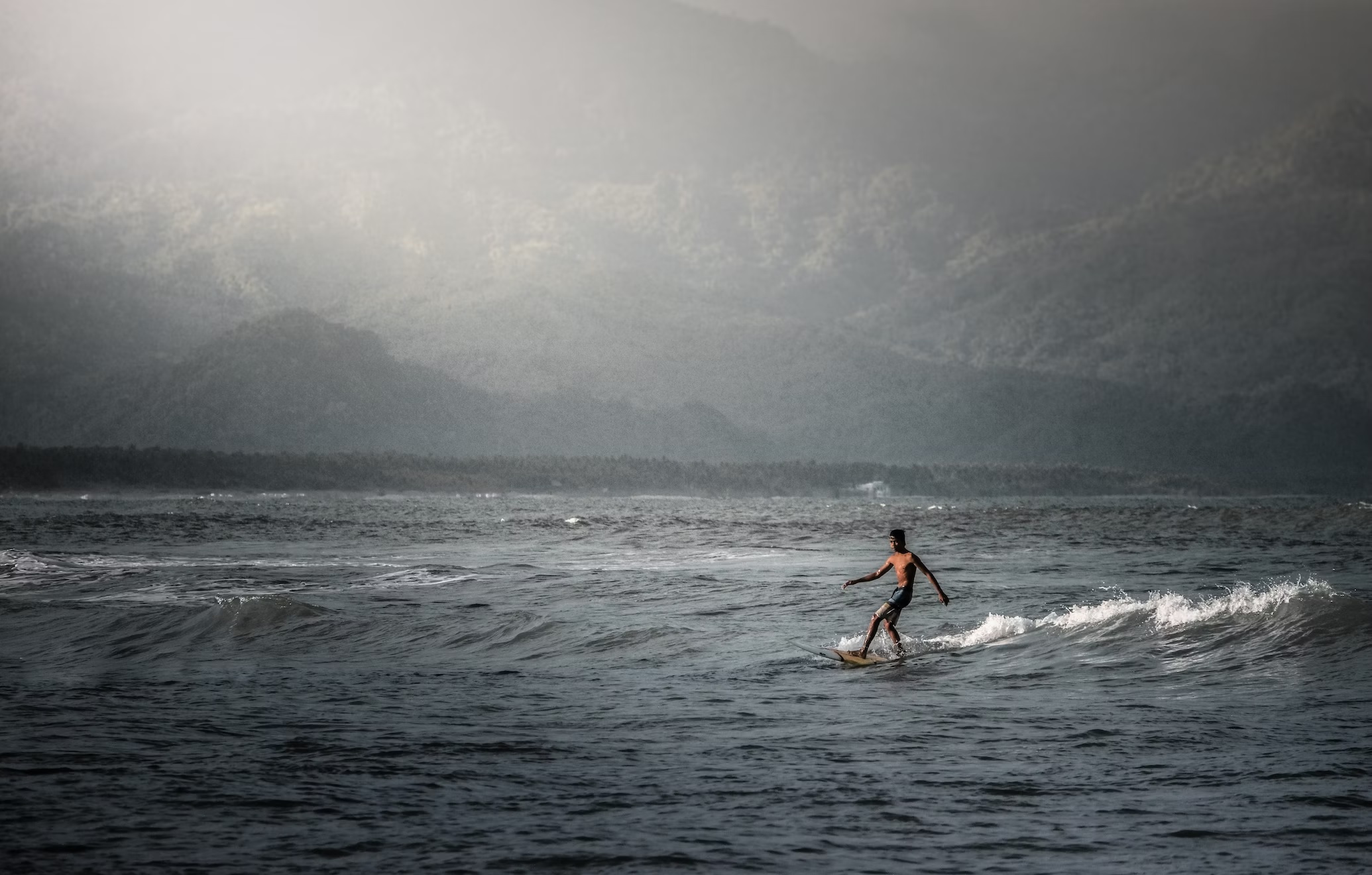 Baler Fillipijnen, man aan het surfen